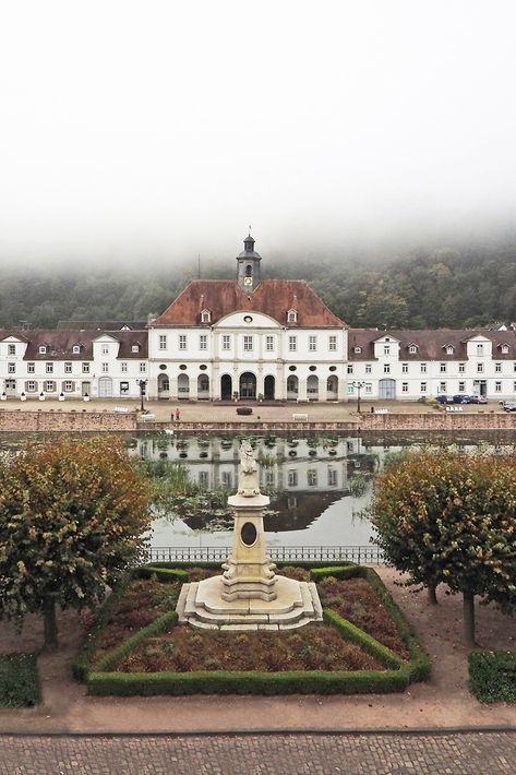 Bad Karlshafen in Nordhessen wurde vor etwa 300 Jahren von hugenottischen Glaubensflüchtlingen besiedelt. Die barocken Bauten sind ein Zeugnis dieser Zeit. Diese Liegenschaft wird betreut von den Staatlichen Schlössern und Gärten Hessen. Castle Mansion, Germany Castles, Palace, Castle, Floor Plans, Germany, Holidays, Hotel, House Styles