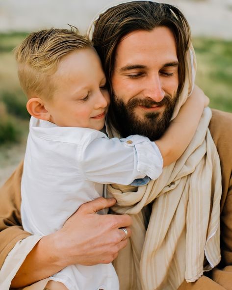 Jesus With Child, Jesus With Children, Top Notch Wallpaper, Jesus Smiling, Impressive Wallpaper, Notch Wallpaper, Lds Church History, Jesus Background, Jesus Our Savior