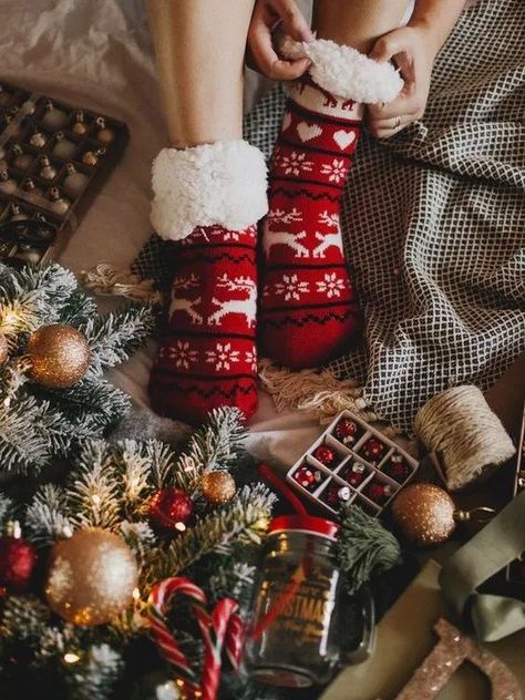 10 Christmas Socks That Will Brighten Up Your Day Christmas Tumblr, Christmas Tree Photography, Socks Aesthetic, Photography Winter, Snowman Christmas Tree, Wallpaper Tumblr, Childrens Christmas, Snowy Day, Christmas Mood