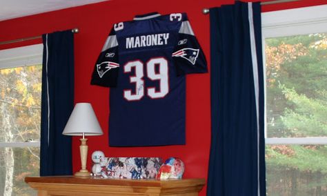 How to hang a jersey on the wall! BIG Colorado Avalanche fan. Have official jerseys to hang up. Football Jersey Display Ideas, Room Motivation, Jersey Hanger, Boys Room Diy, Teenager Bedroom Boy, Baseball Wall Art, Sport Bedroom, Jersey Display, College Decor