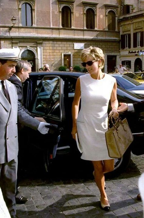 June 1996 arriving in Rome at the Hassler Hotel near Piazza di Spagna. Diana travelled from London with her sister Sarah and two friends, Roberto Devorik and David Wynne Gucci Bamboo Bag, Laura Bailey, Princess Diana Fashion, Princess Diana Photos, Princes Diana, Diana Fashion, Estilo Real, Lady Diana Spencer, Elegante Casual