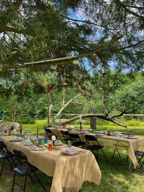 💐✨🧚🏽‍♀️🌼 Dinner Party In The Woods, Aesthetic Outdoor Party, Dinner In Garden, Garden Banquet, Garden Dinner, Picnic Wedding, Party Inspo, Table Set Up, Vintage Eclectic