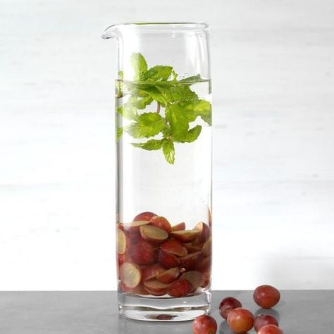 Grape and Mint Infused Spa Water Mint Infused Water, Blood Orange Recipes, Cucumber Infused Water, Flavor Water, Lemon Infused Water, Fruit Infused Water Recipes, Healthy Beverages, Flavored Water Recipes, Fun Summer Drinks