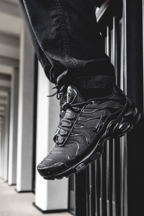 Nike Air Max Plus TN Triple Black: On-Foot Shots - The Drop Date Nike Air Max Plus Tn Black, Nike Airmax Plus Outfit, Nike Tn Triple Black, Nike Air Max Plus Tn Outfit, Nike Tn Aesthetic, Nike Tn Wallpaper, Nike Air Max Plus Outfit, Nike Tn Outfit, Black Nike Shoes Outfit