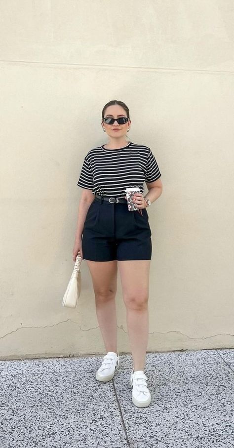 Casual Summer Outfits Petite, Hot Weather Outfits Curvy, Big Size Summer Outfit, Women Size 10 Outfits Style, Midsize Outfit Ideas Summer, Midsize Girl Summer Outfits, Midsize Outfits Shorts, Black Cargo Pants Outfit Plus Size, Cool Mom Summer Outfits