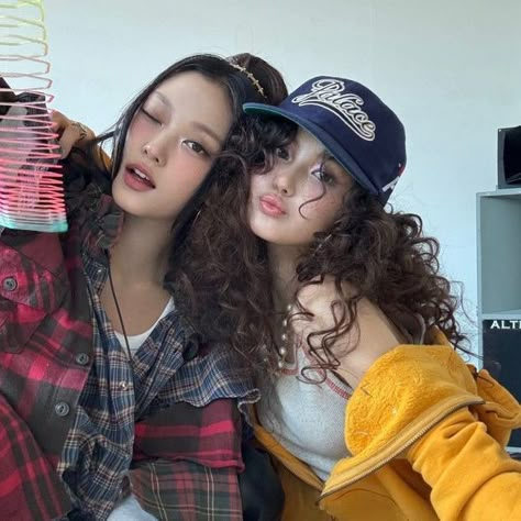 newjeans how sweet bubblegum aesthetic lq icons hanni hyein haerin danielle minji Danielle Pfp, Sharing Bed, Danielle Icon, Newjeans Danielle, Duos Icons, Kpop Ships, New Jeans Style, Kids Laughing, I Love You Forever