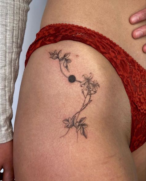 Tattoo Placement Hip, Flower Hip Tattoos, Hip Thigh Tattoos, Inspiration Tattoo, Tattoos Geometric, Dainty Tattoos, Subtle Tattoos, Dream Tattoos, Hip Tattoo