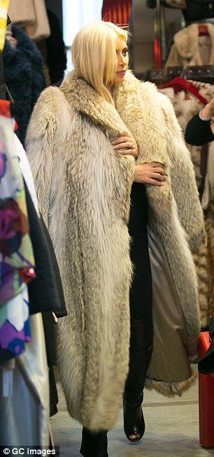 Style icon: The newly-platinum star tried on a dramatic fur coat in the shop, which made her resemble animated character Cruella De Vill (right) Kardashian Outfit, Coyote Fur, Angora Sweater, Paris Shopping, Fur Coats Women, Fox Fur Coat, White Fur, Kardashian Jenner, Fur Fashion