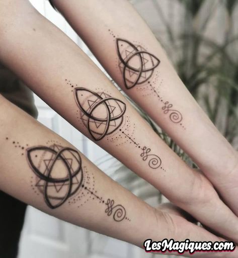 Tatouages ​​Triquetra Les tatouages ​​​​de triquetra sont des symboles importants pour de nombreuses religions, telles que les chrétiens, les hindous, les bouddhistes et les wiccans. Pour les chrétiens, les trois boucles de tatouages ​​triquetra symbolisent le Père, le Fils et le Saint-Esprit. Pour les bouddhistes, les trois boucles symbolisent Bouddha, Sangha et Dharma. Triquetra Tattoo, Celtic Tattoo For Women, Symbol Tattoos With Meaning, Celtic Tattoo Symbols, Trinity Symbol, Charm Tattoo, Wiccan Tattoos, Irish Tattoos, Unalome Tattoo