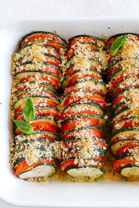 Summer Zucchini & Tomato Gratin - Eat Yourself Skinny Tomato Zucchini Bake, Tomato Gratin, Zucchini And Tomato, Zucchini Casserole Recipes, Zucchini Tomato, Summer Zucchini, Delicious Veggies, Vegetarian Sides, Easy Zucchini