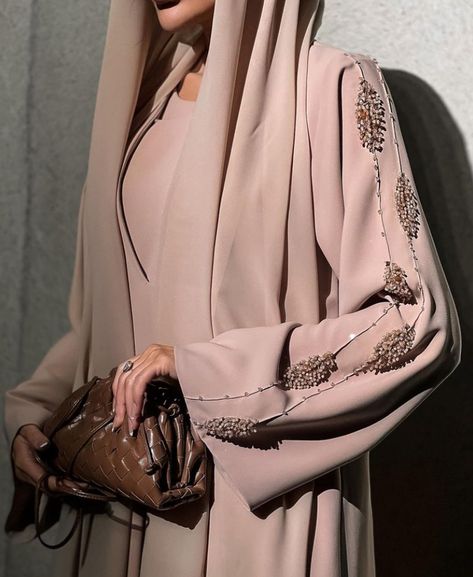 Instagram: @asmaalqassimm Eid Abaya Outfit, Abaya Photography, Abaya Designs Latest Dubai, Abaya Business, Abayas Designs, Abaya Gown, Arabic Abaya, Latest Abaya Designs, Beautiful Abayas