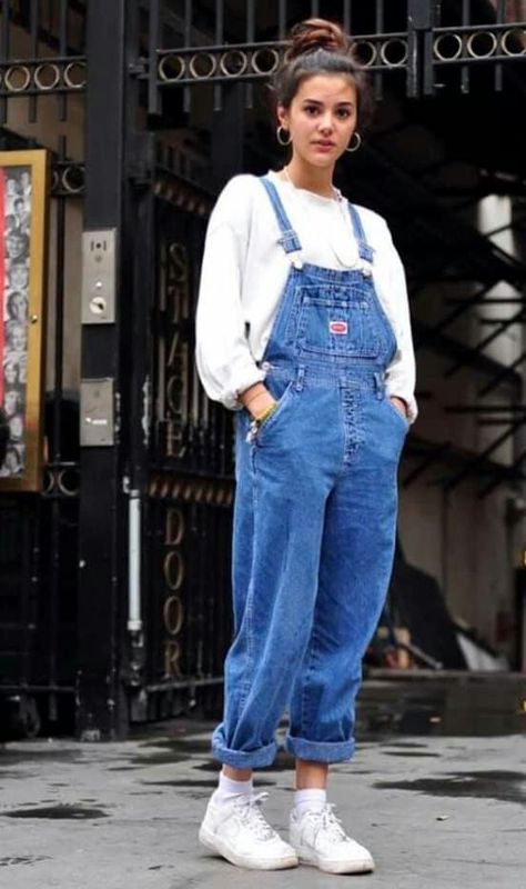 Denim Jumper Outfit Winter, Baggy Overalls Outfit Winter, Outfits Jardineras Jeans, Outfit Salopette Jeans, Denim Overalls Outfit Winter, Denim Jumper Outfit, Overalls Outfit Winter, Overalls Aesthetic, Cute Overall Outfits