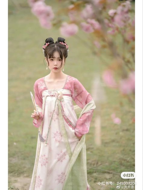 Tang Dynasty Fashion, Tang Hanfu, Hanfu Tang Dynasty, Tang Dynasty Clothing, Tang Dynasty Hanfu, Blob Fish, Hobbies Ideas, Dynasty Outfits, Chinese Traditional Clothing