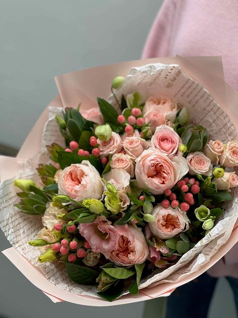 Step into the spotlight with our exquisite flower bouquet Belle, inspired by the timeless beauty and glamour of the belle of the ball. This stunning arrangement features a captivating mix of Juliet Roses, Pink Hypericum, Pink Spray Roses, Pink Lisianthus, Gardenia Leaves, and Green Hellebore, carefully selected and arranged to create a breathtaking display of elegance and sophistication. Green Hellebore, Daisy Flower Arrangements, Pink Lisianthus, Bridesmaid Bouquet White, Green Wedding Flowers, Tulips Arrangement, Luxury Flower Bouquets, Green Bouquet, Flower Subscription