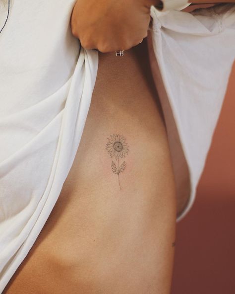 Sunflower Tattoo Danty, Sunflower Fineline Tattoo, Beautiful Life Tattoo, Be You Tattoo, Sunflower Minimalist Tattoo, Simple Sunflower Tattoo Outline, Minimal Sunflower Tattoo, Sunflower Fine Line Tattoo, Sunflower Tattoo Minimalist