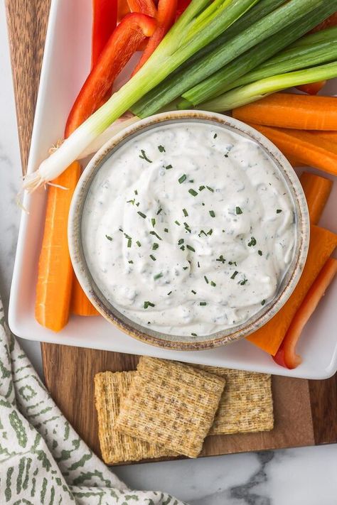 Sour Cream and Chive Dip | Foodtalk Veggie Dips Recipes, Sour Cream Veggie Dip, Chive Dip, Veggie Dips, Stew Beef Chili, Dip For Veggies, Cheesy Bacon Dip, Keto Dips, Glo Girl