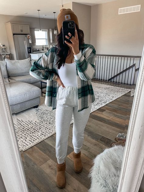 Oversized Flannel Outfit, Grey Joggers Outfit, Plaid Shacket Outfit, Joggers Outfit Women, Dress With Pants, Sweatpants Outfit Ideas, Outfit With Uggs, Pants Ideas, Shacket Outfit