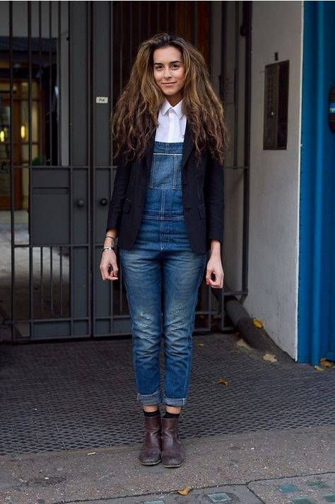 By layering a blazer over your overalls, it makes the outfit look a bit more tailored. I love the collared shirt underneath! The low boots are also a cute touch. The entire outfit is simple, yet sophisticated. Awesome what a blazer can do, right? Jumpsuit With Shirt Underneath, Denim Jumpsuit Outfit, Behind The Scenes Photography, London Street Style, Women Street, Style Looks, London Street, Indie Fashion, Street Style Looks