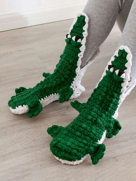 Crocodile Socks, Spiral Christmas Tree, Animal Slippers, Socks Christmas, Mens Holiday, Crochet Socks, Cartoon Man, Sock Animals, Khaki Fashion