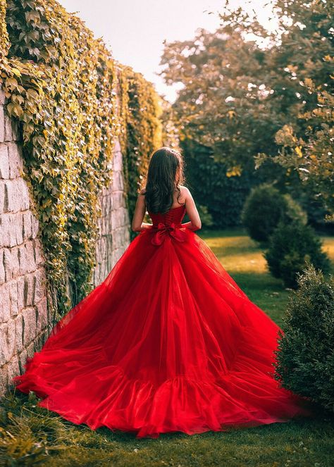 Red Quince Photoshoot Ideas, Quinceanera Photography Poses, Quinceanera Photoshoot Ideas, Quince Poses, 30th Photoshoot, Quince Photos, Quinceañera Photoshoot Ideas, Quince Photoshoot Ideas, Red Long Prom Dress