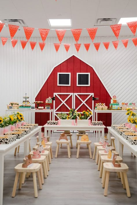 2020 Kids Birthday Party Themes, Tips & Ideas (We're talking viral sensations, boho décor & more) | PartySlate Farm Party Theme, Barn Birthday Party, Kids Barn, Barnyard Theme, Farm Themed Party, Barnyard Birthday Party, Western Birthday Party, Farm Theme Birthday, Farm Animals Birthday Party