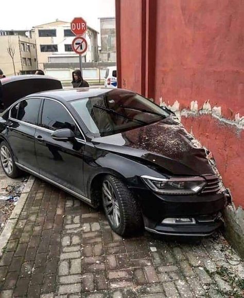 German car vs turkish wall Car Fails, Super Funny Memes, Memes Of The Day, Guinness World Records, Fresh Memes, Daily Funny, Car Humor, Peugeot 205, World Records