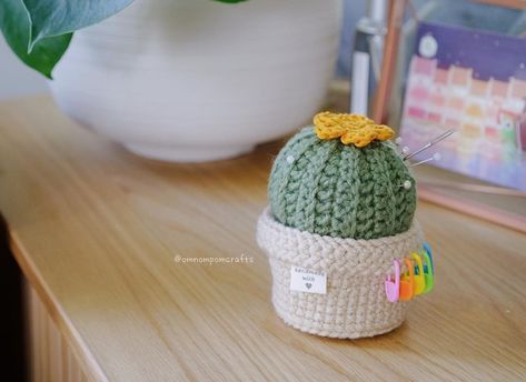 Crochet Cactus Pin Cushion, Genshin Friends, Crochet Pin Cushion, Crochet Pincushion, Crochet Cactus, Crochet Business, Long Sleeve Knitted Cardigan, Diy Crochet Projects, Pin Cushion