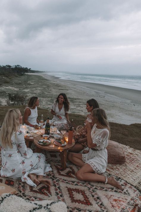 Sea Style, Picnic Inspiration, Boho Picnic, Women's Circle, Picnic Date, Blue Crush, Yoga Photography, A Picnic, Beach Picnic