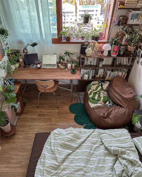 Art Studio Bedroom Ideas Small Spaces, Bedroom Ideas For Small Rooms With Desk, Cozy Artist Studio, Room Inspo Ghibli, Plants Small Apartment, Room Rugs Ideas Bedrooms, Organised Room, Earthy Room, Artistic Room