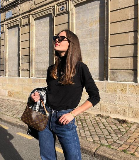 Style Parisienne, Quoi Porter, Street Style Parisian, Bootcut Jean, Boyfriend Jean, Casual Hairstyles, Luxury Bag, Van Halen, Parisian Chic