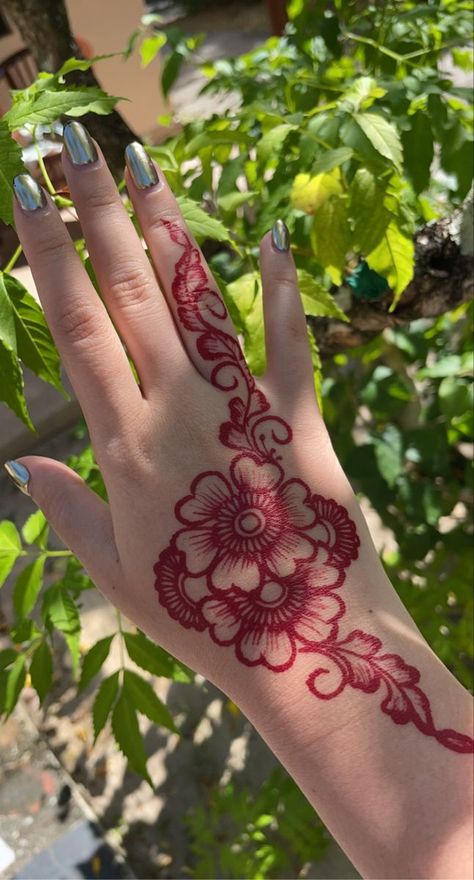 Mirror Nails and Red Flower Henna on the island 🏝 Cute Henna Designs, Inai Pengantin, Cute Henna Tattoos, Henna Style Tattoos, Jagua Henna, Red Henna, Bridal Mehandi, Henna Inspired Tattoos, Cute Henna