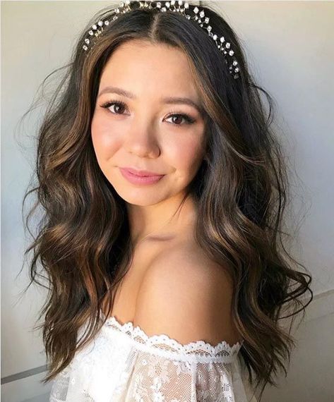 Attention brides, there’s no need to go running to the salon, begging for a pre-wedding chop. Check out these 25 gorgeous wedding hairstyles for long hair instead. Wedding Hair Down Hair Piece, Simple Wedding Headpiece, Casual Bridal Hair, Bridal Hair With Headband, Classy Wedding Hair, Gorgeous Wedding Hairstyles, Bridal Hair Down, Wavy Wedding Hair, Vintage Wedding Hair