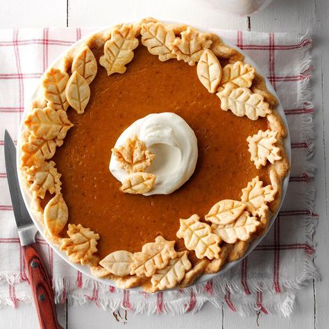 With decorative finishes like ruffled edges and leaf trims, these easy tips will make your pie crusts extra special. Healthy Pumpkin Pie Recipe, Classic Pumpkin Pie Recipe, Pie Decoration, Healthy Pumpkin Pies, Homemade Pumpkin Pie, Good Pie, Strawberry Pie, Pudding Desserts, Pumpkin Pie Recipes