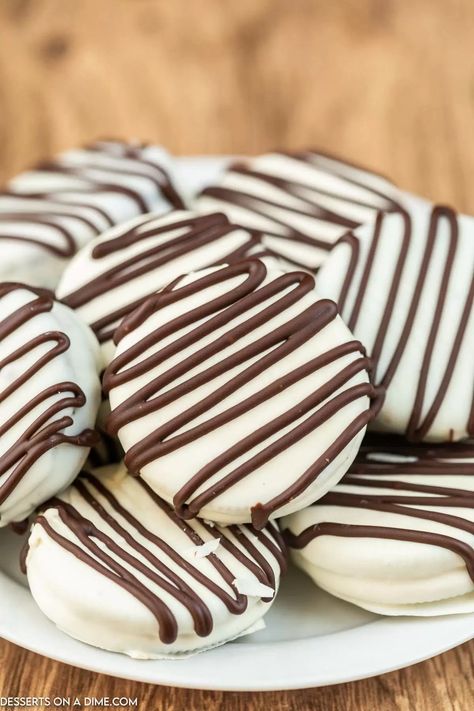 White Chocolate Covered Oreos is an easy no bake treat with 4 ingredients. Chocolate Coated Oreo Cookies are perfect for parties and more. Not only do they look so pretty but they taste amazing. It is one of our favorite dessert recipes. #dessertsonadime #whitechocolatecoveredoreos #oreos Coated Oreos, White Chocolate Covered Oreos, Covered Oreo Cookies, White Chocolate Oreos, White Chocolate Covered, Covered Oreos, Easy No Bake, Chocolate Oreos, Favorite Dessert Recipes