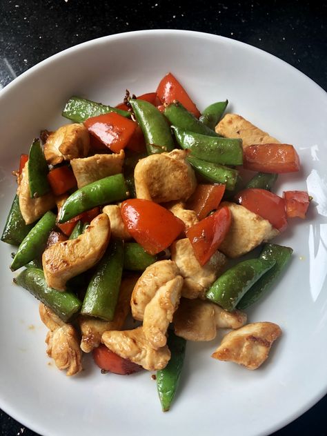 Stir Fry Chicken, Meat Skewers, Fry Chicken, Healthy Lunch Snacks, Healthy Food Menu, Resep Diet, Healthy Food Inspiration, Healthy Food Dishes, Sugar Snap Peas