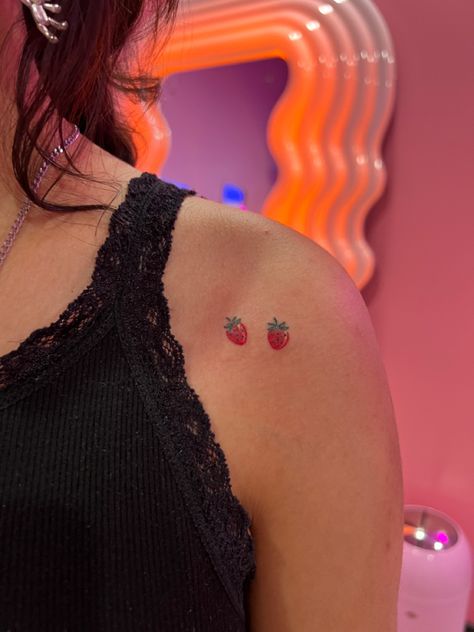 Fineline Color Tattoo, Pink Strawberry Tattoo, Strawberry Jam Tattoo, Small Strawberry Tattoo, Strawberry Tattoo Minimalist, Strawberry Drawing, Strawberry Tattoo, Cute Finger Tattoos, Strawberry Girl