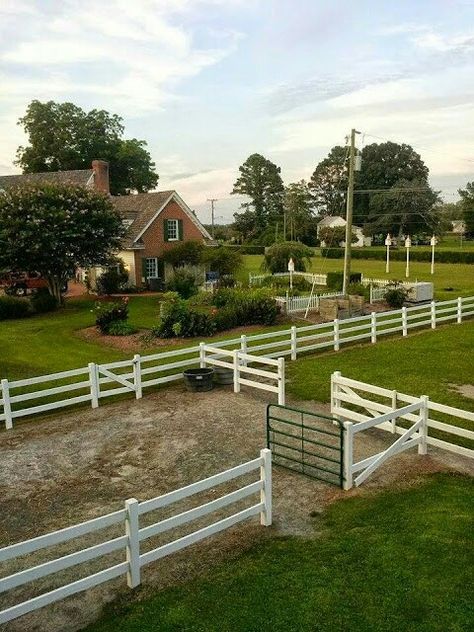 Horse Stable Exterior, Horse Pasture Layout, Ranch Layout Farm, Horse Farm Layout With House, Horse Farm Layout, Horse Pasture, Horse Paddock, Horse Barn Ideas Stables, Horse Barn Designs