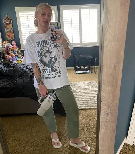 #grwm #oversized #graphictees #stanleycup #zara #oneteaspoondenim Blondie T Shirt, Zara Sandals, Work Wear, Outfit Ideas, H&m, Bridge, Graphic Tees, Zara, Sandals