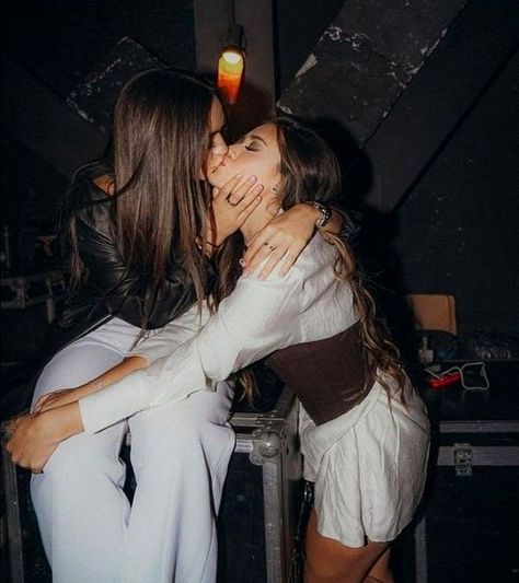 Embracing Love Soulmate Love, Woman Loving Woman, Girlfriend Goals, Girl Couple, Black Love Couples, Carpet Looks, Cute Couples Kissing, Friend Poses, Fashion Mistakes