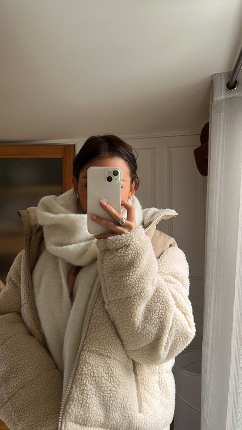 Winter Outfits Fluffy Jacket, Fluffy Jackets For Women, Cozy Winter Jackets, Sherpa Jacket Aesthetic, Fluffy Winter Jacket, Sherpa Collar Jacket, Fluffy Coat Outfit Winter, Fluffy Jacket Aesthetic, Fluffy Winter Outfits