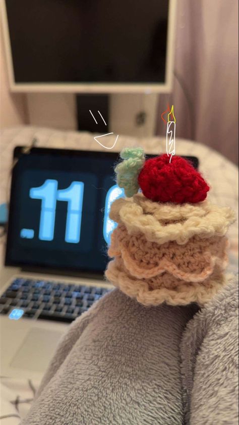 Birthday Gift Crochet Ideas, Crochet Birthday Gifts For Mom, Crochet Cake Keychain, Crochet Bday Gift Ideas, Birthday Gifts Crochet, Crochet Birthday Presents, Easy Crochet Birthday Gift, Cute Crochet Birthday Gifts, Crochet Birthday Ideas