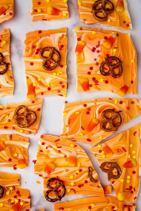 Easy Halloween candy bark is made with orange candy and white chocolate base topped with candy corn and pretzels. It is quick and easy to mix, chill, and then crack into pieces for an addictive treat. Monster Cake Pops, Halloween Candy Bark, Halloween Bark, Chocolate Pumpkin Cake, Halloween Candy Bar, Candy Bar Cookies, Halloween Themed Food, Spooky Snacks, Halloween Sugar Cookies