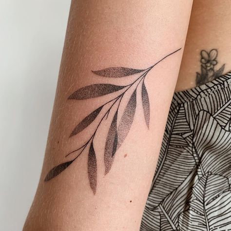 Hand-poke tattoo artist on Instagram: “at the end of last year I spent a giveaway, finally today I made these #handpoked leaves for @sarah_glk_ ✨ My bookings are open for August…” Blatt Tattoos, Hand Poke Tattoo, Olive Tattoo, Art Inspired Tattoos, Stick Tattoo, Fern Tattoo, Autumn Tattoo, Wrap Tattoo, Leaf Tattoo