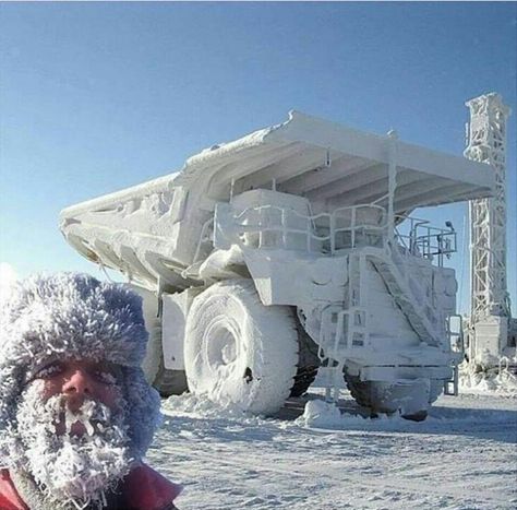 Iceman & his truck.!!! John Deere Combine, Are You Scared, Bizarre Facts, Winter Photos, Daily Pictures, Heavy Machinery, Construction Equipment, Civil Engineering, Heavy Equipment