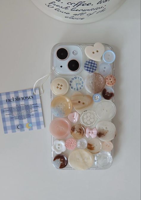 phone case ideas phone case decoration ideas cottage core Button Phone Case, Phone Case Decoration Ideas, Phone Cases Decoration, Phone Decoration Ideas, Phone Case Ideas, Aesthetic Phone Cases, Phone Case Decoration, Diy Phone Case Design, Phone Inspiration