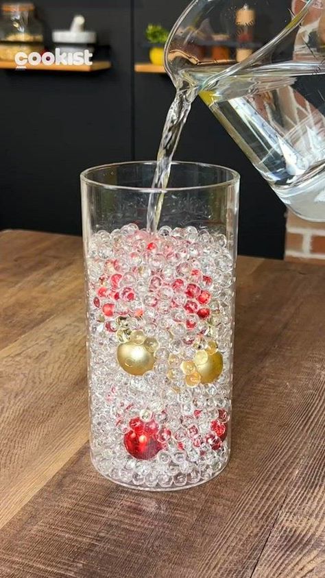 Water Beads Centerpiece, Water Gel Beads, Diy Candle Centerpieces, Cookist Wow, Holiday Table Centerpieces, Book Christmas Gift, Christmas Window Display, Gel Beads, Diy Gifts For Him