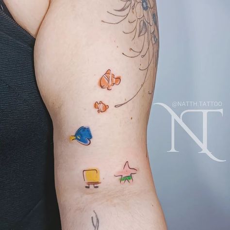 Tattoo minimalista com colorido do fundo do mar com bob esponja, Patrick, Dori, Nemo e seu pai e belo cavalo marinho 🪼 #tattoo #natthtattoo #bobesponjatattoo #bobesponja #patricktattoo #nemo #dori #cavalomarinho Finding Nemo Tattoo Ideas, Nemo Tattoo, Finding Nemo Tattoo, Dory Tattoo, Apollo Tattoo, Dory Nemo, Swimming Tattoo, Tattoo On, Finding Nemo