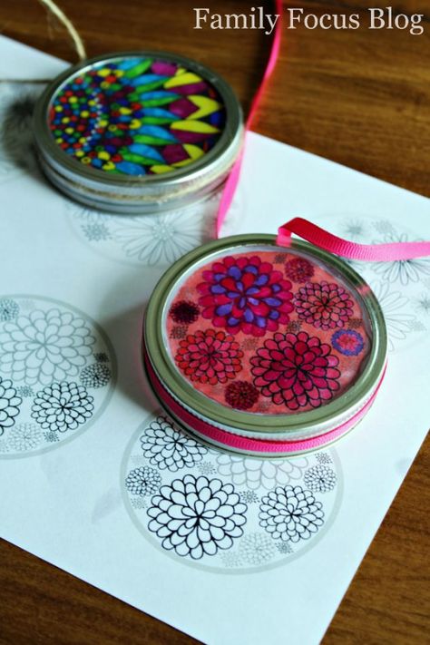 Easy DIY Sun Catchers Tutorial - How to Make DIY Sun Catchers with Mason Jar Lids - Family Focus Blog Sun Catchers Tutorial Diy Sun Catchers, Jar Lid Crafts, Diy Suncatchers, Diy Hanging Shelves, Diy Gifts For Kids, Mason Jar Crafts Diy, Mason Jar Lids, Camping Crafts, Upcycled Crafts