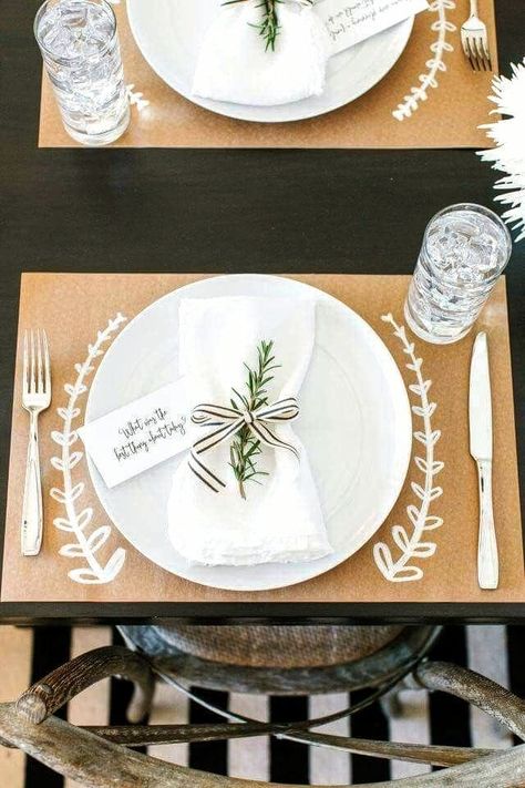 Thanksgiving Table Settings Simple, Simple Thanksgiving Table, Thanksgiving Placemats, Deco Champetre, Thanksgiving Decorations Diy, Hosting Thanksgiving, Diy Thanksgiving, Thanksgiving Diy, Thanksgiving Table Settings