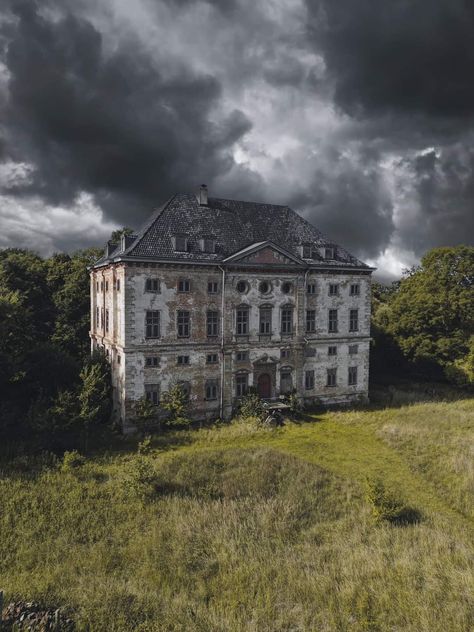 Old Style House, Abandoned World, Scary Houses, Old Abandoned Buildings, Abandoned Property, Creepy Houses, Beautiful Ruins, Ghost House, Old Abandoned Houses